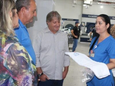 Voluntário doa toalhas para a Santa Casa de Marília após aniversário solidário. Ao invés de presentes gerais ele pediu aos amigos que dessem toalhar para doar ao hospital