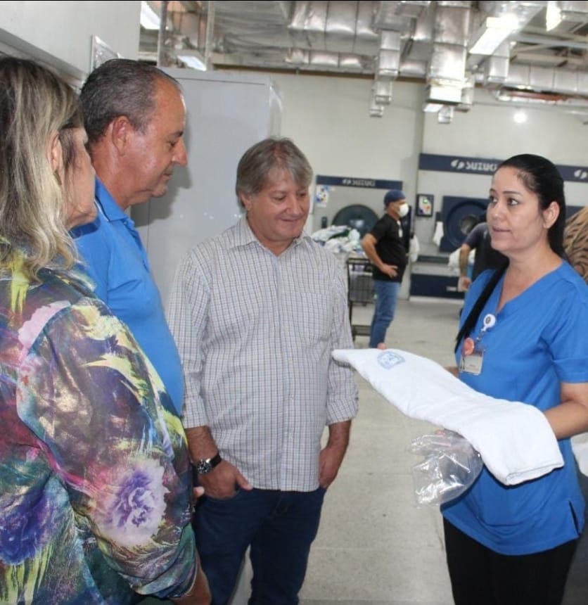 Voluntário doa toalhas para a Santa Casa de Marília após aniversário solidário. Ao invés de presentes gerais ele pediu aos amigos que dessem toalhar para doar ao hospital