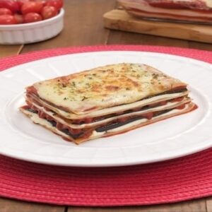 Lasanha de berinjela com queijo cremoso: sabor reconfortante com toque leve e vegetariano. Além de muito prática e saborosa. Ingredientes e passo a passo