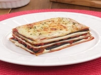 Lasanha de berinjela com queijo cremoso: sabor reconfortante com toque leve e vegetariano. Além de muito prática e saborosa. Ingredientes e passo a passo