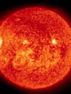 Tempestade solar atingirá a Terra após megaerupção no Sol, alerta Nasa