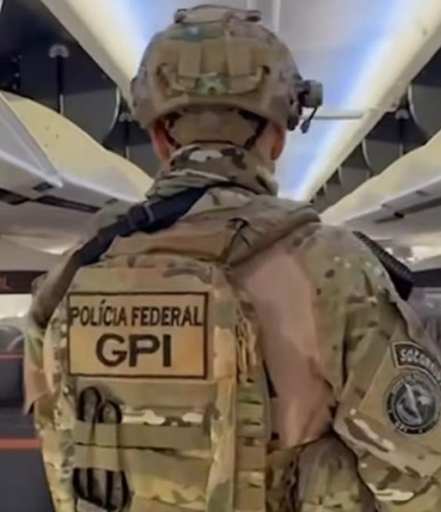 VÍDEO: veja varredura da polícia em avião após suspeita de bomba; ASSISTA