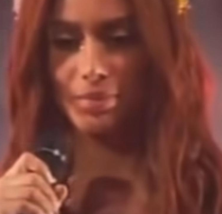 Fãs pagam 800 reais para serem humilhados por Anitta; VEJA VÍDEO