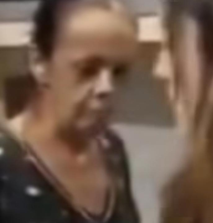 Avó é presa por ‘vender’ três netas a piloto em esquema de exploração s3xual de menores; VEJA MOMENTO DA PRISÃO