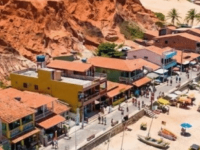 Uma vila pouco conhecida no Nordeste atrai turistas e investidores com falésias vermelhas e ventos ideais para energia limpa
