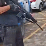 INESPERADO: Drogas apreendidas ‘explodem’ ao bater no chão; carga reagiu ao impacto e gerou uma detonação imediata; VEJA VÍDEO