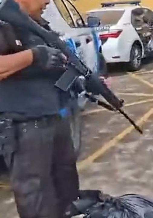 INESPERADO: Drogas apreendidas ‘explodem’ ao bater no chão; carga reagiu ao impacto e gerou uma detonação imediata; VEJA VÍDEO