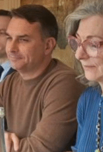 Em coletiva de imprensa na França, Flávio Bolsonaro diz que Mácron tem dias contados para sair do cargo, “povo francês não aguenta mais”, VEJA VÍDEO