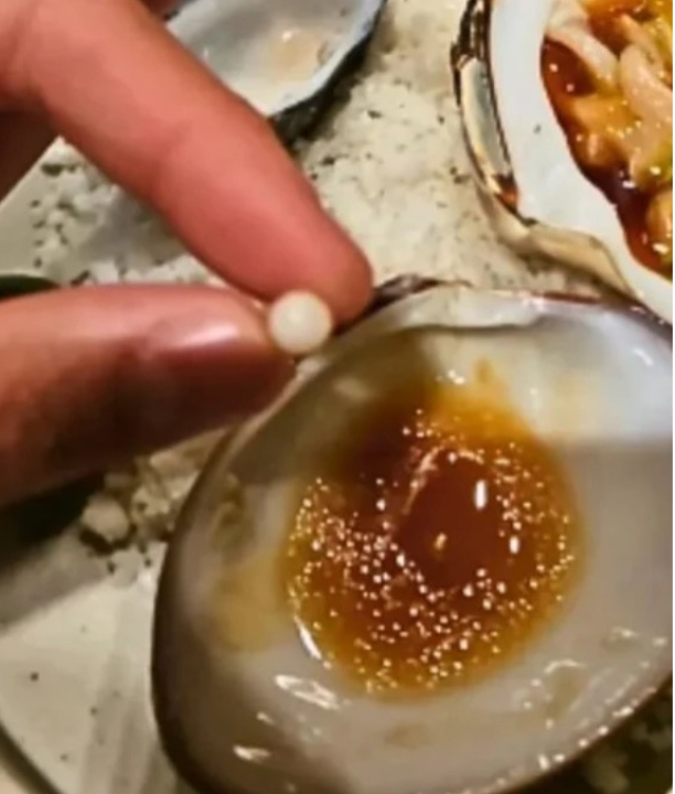 SURPRESA INESPERADA: Durante jantar, homem acha item valioso: ‘A conta se pagou sozinha’