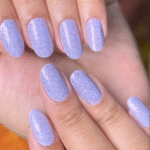 Conheça as nail arts e esmaltações que prometem dominar a temporada de carnaval. Unhas viram destaque na folia com cores intensas, brilho e efeitos criativos