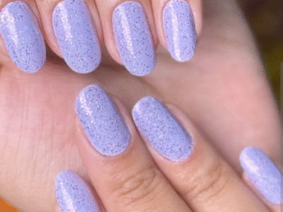 Conheça as nail arts e esmaltações que prometem dominar a temporada de carnaval. Unhas viram destaque na folia com cores intensas, brilho e efeitos criativos