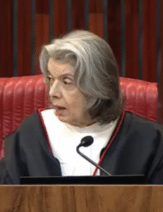 Cármen Lúcia apoiou censura prévia à Brasil Paralelo em 2022 e agora liberou desfile de escola de samba com propaganda pró-Lula