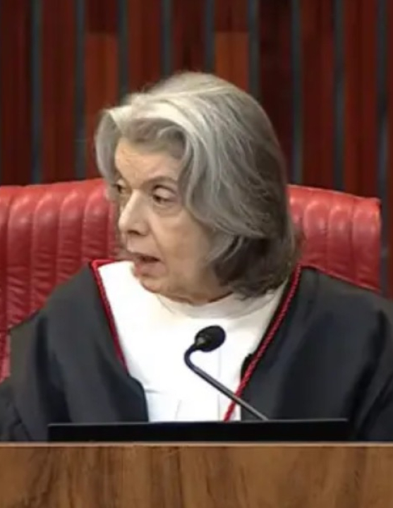 Cármen Lúcia apoiou censura prévia à Brasil Paralelo em 2022 e agora liberou desfile de escola de samba com propaganda pró-Lula