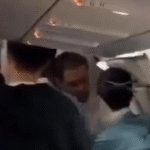 SURTO NAS NUVENS: Homem em surto tenta abrir porta de emergência do avião; VEJA VÍDEO