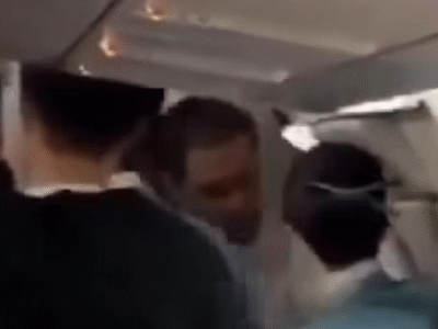SURTO NAS NUVENS: Homem em surto tenta abrir porta de emergência do avião; VEJA VÍDEO