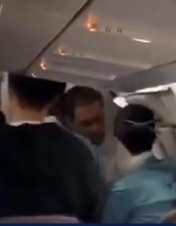 SURTO NAS NUVENS: Homem em surto tenta abrir porta de emergência do avião; VEJA VÍDEO