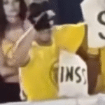 Folião protesta contra a ‘Farra do INSS’ durante desfile de escola de Lula; VEJA VÍDEO