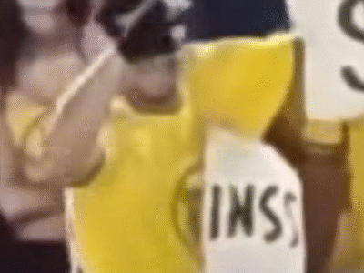 Folião protesta contra a ‘Farra do INSS’ durante desfile de escola de Lula; VEJA VÍDEO