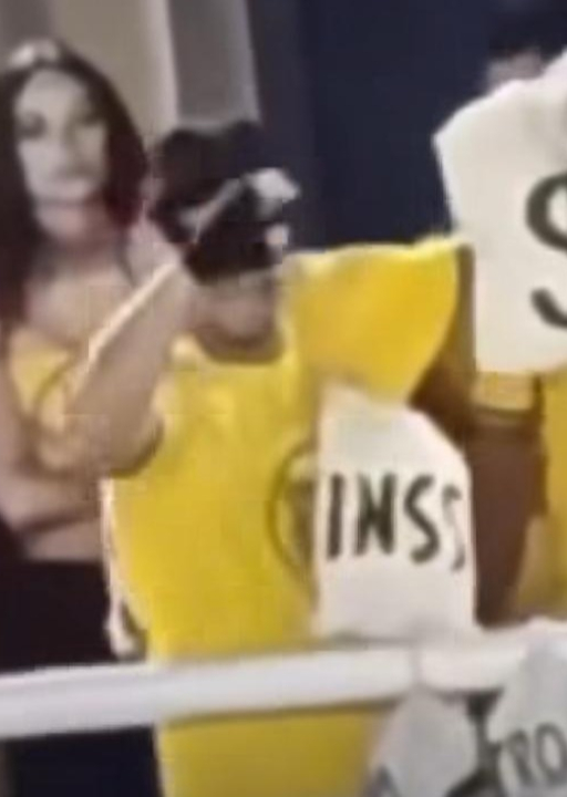 Folião protesta contra a ‘Farra do INSS’ durante desfile de escola de Lula; VEJA VÍDEO