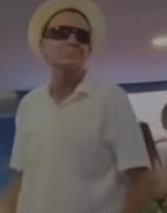 Paes é filmado em camarote imitando pessoa com deficiência visual; VEJA VÍDEO