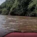 Mulher entra em rio com filha recém nascida e o que acontece depois choca polícia
