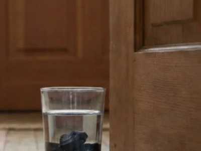 Poucos sabem qual o sentido de colocar carvão em um copo atrás da porta