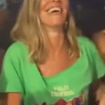 Público vibra ao ver João Gomes interromper show para homenagear a cientista Tatiana; VEJA VÍDEO