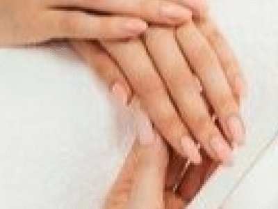 Alerta de saúde: mulher contrai infecção ao fazer unhas e sofre amputação