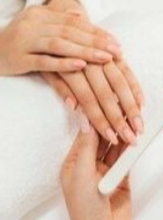 Alerta de saúde: mulher contrai infecção ao fazer unhas e sofre amputação