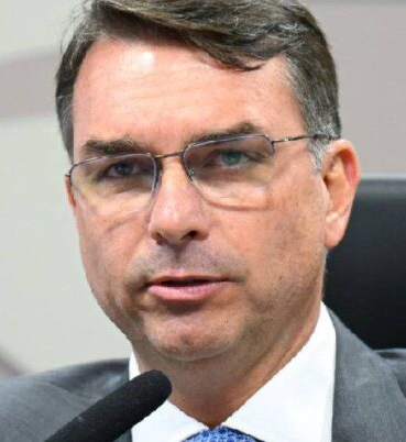 Plantão DBN: Mudança no jogo? Flávio Bolsonaro lidera pesquisa eleitoral