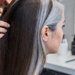 Técnica de mistura de cabelos brancos dá fim às tintas e vira a tendência preferida de mulheres para parecer mais jovem