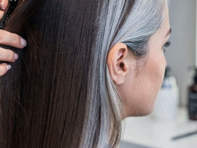 Técnica de mistura de cabelos brancos dá fim às tintas e vira a tendência preferida de mulheres para parecer mais jovem