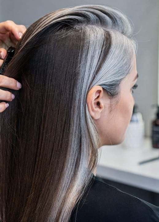 Técnica de mistura de cabelos brancos dá fim às tintas e vira a tendência preferida de mulheres para parecer mais jovem