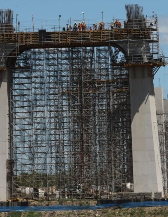 Nova ponte de mais de R$ 1 bilhão entre Brasil e Paraguai corre risco de atraso para inauguração por novo impasse, com cerca de 90% já concluída