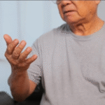 Como o Parkinson interfere no reconhecimento da voz e das emoções. Pesquisa mostra que o lado do cérebro inicialmente atingido influencia resposta ao tratamento, como o disponível hoje no Brasil apenas no Albert Einstein. Veja