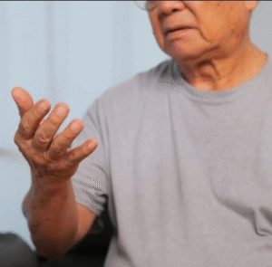 Como o Parkinson interfere no reconhecimento da voz e das emoções. Pesquisa mostra que o lado do cérebro inicialmente atingido influencia resposta ao tratamento, como o disponível hoje no Brasil apenas no Albert Einstein. Veja