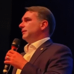 Flávio se emociona em discurso e diz que é candidato para mostrar um caminho e ‘honrar o pai’; VEJA VÍDEO