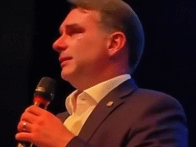 Flávio se emociona em discurso e diz que é candidato para mostrar um caminho e ‘honrar o pai’; VEJA VÍDEO