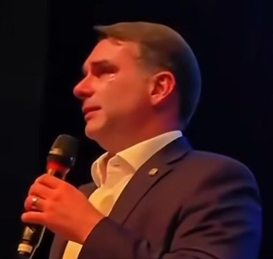 Flávio se emociona em discurso e diz que é candidato para mostrar um caminho e ‘honrar o pai’; VEJA VÍDEO