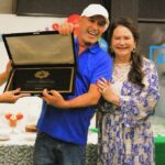 Homenagem: Acim homenageia Thita Marcon por decoração Natalina feita na sede da entidade. Veja