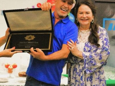 Homenagem: Acim homenageia Thita Marcon por decoração Natalina feita na sede da entidade. Veja