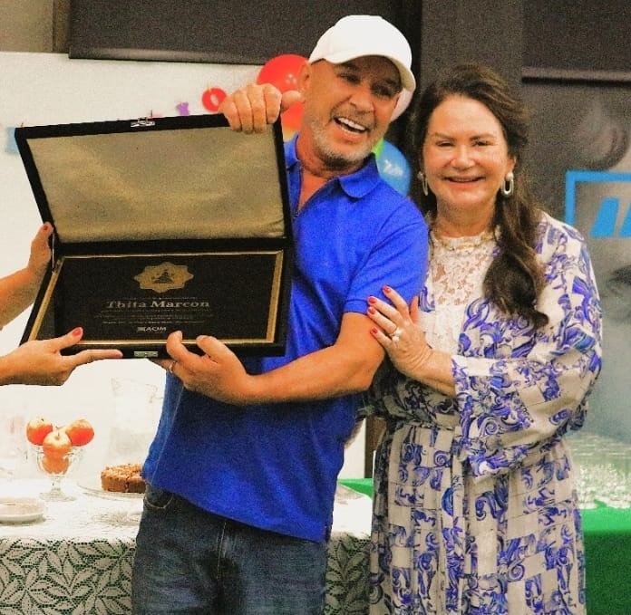 Homenagem: Acim homenageia Thita Marcon por decoração Natalina feita na sede da entidade. Veja