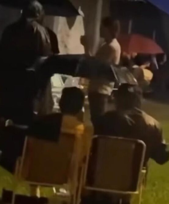 Brasileiros enfrentam chuva e filas enormes para abrir residência no Paraguai; VEJA VÍDEO