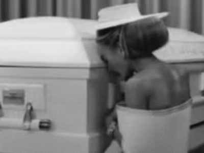 TUDO POR LIKES: influenciadora é duramente criticada por posar ao lado de caixão da filha