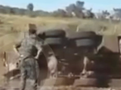 Exército Brasileiro consegue desvirar tanque tombado, mas em seguida o inesperado acontece; VEJA VÍDEO