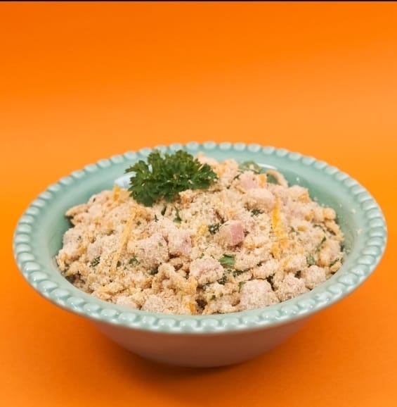 Farofa Rápida de Cream Cracker com Bacon e Cenoura. Trouxemos hoje para você essa deliciosa receita. Ingredientes e o passo a passo. Fácil de fazer. Experimente!