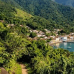 A ilha paradisíaca com 360 cachoeiras de águas cristalinas e o título de capital da vela