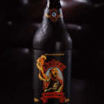 Cão Véio Marília celebra aniversário de Badauí com promoção especial para fãs de cerveja e rock. Iniciativa oferece uma cerveja extra na compra de rótulos da linha CPM22 ou Badauí