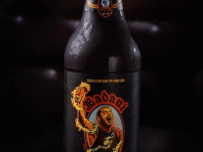 Cão Véio Marília celebra aniversário de Badauí com promoção especial para fãs de cerveja e rock. Iniciativa oferece uma cerveja extra na compra de rótulos da linha CPM22 ou Badauí