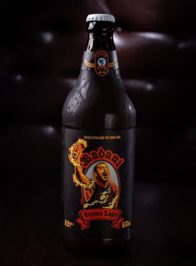 Cão Véio Marília celebra aniversário de Badauí com promoção especial para fãs de cerveja e rock. Iniciativa oferece uma cerveja extra na compra de rótulos da linha CPM22 ou Badauí